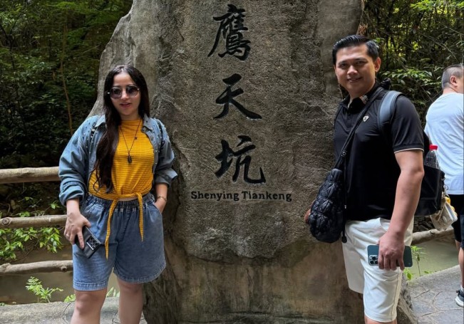 Dwi Hartono dan istri saat jalan-jalan ke luar negeri. [Instagram]